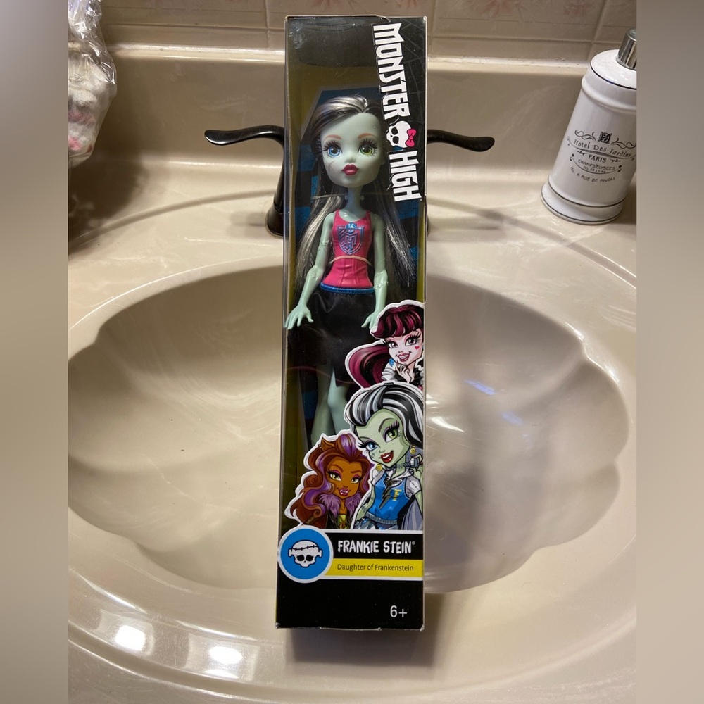 Monster High Frankie Stein Doll NIB - Picture 2 of 3